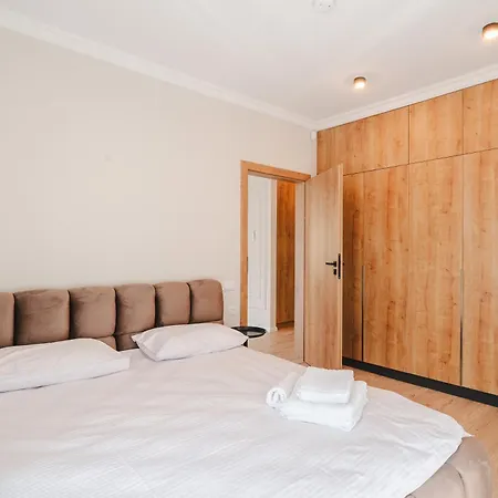 Apartment Cometei 2 *